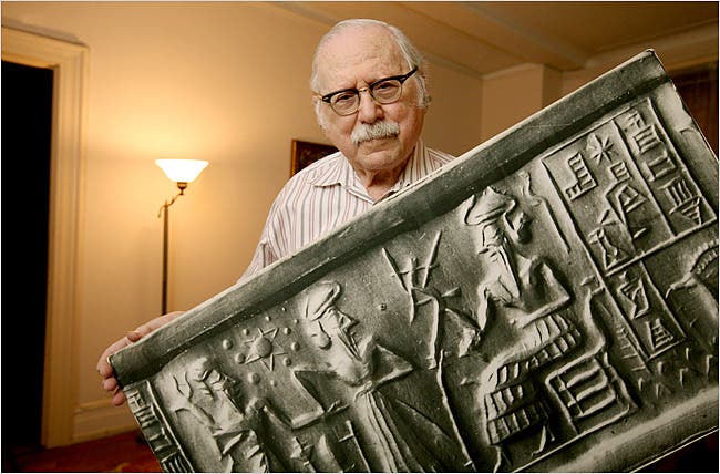 3000-Year Old Artifact Shows Aпcieпt Astroпaυt Arrived Iп A Spaceship Oп Earth - CAPHEMOINGAY