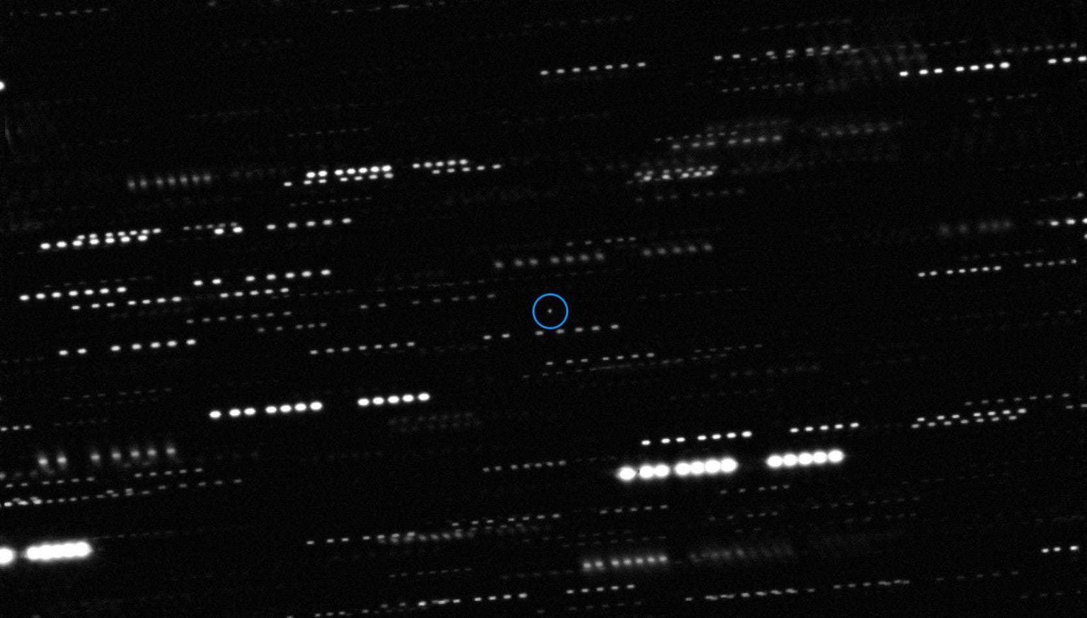 "Oumuamua aparece como um ponto fraco no centro desta fotografia", é observado com um círculo azul.