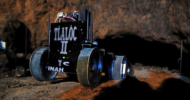 Крошечный робот по имени Tláloc II-TC просканировал камеру с помощью инфракрасной технологии. И обнаружил таинственные золотые шары.
