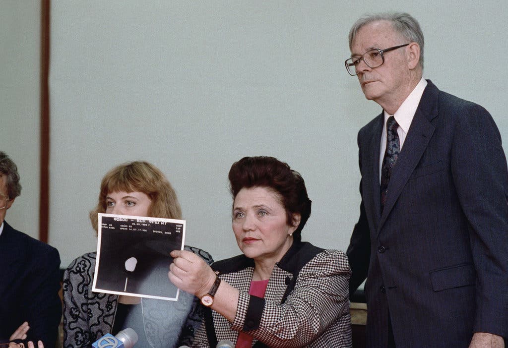 Марина Попович, бывший советский летчик-испытатель, держит фотографию того, что, по ее словам, было НЛО возле Фобоса, одной из двух лун, вращающихся вокруг Марса, на пресс-конференции в советском консульстве в Сан-Франциско в 1991 году.